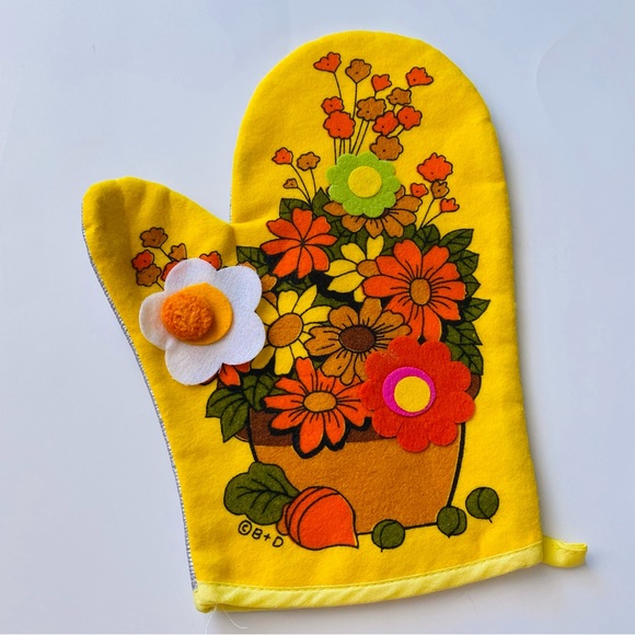 Very vintage 1970s bright yellow and floral print with felt posies oven mitt - Picture 2 of 5